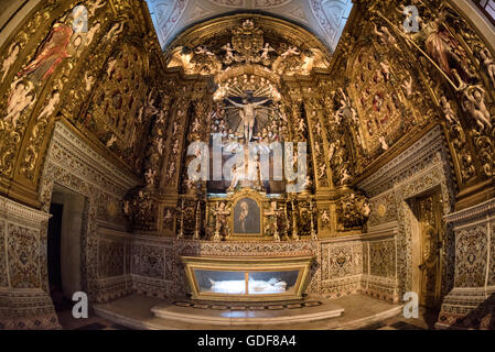 LISSABON, Portugal – das opulente, goldverzierte Innere der Igreja de São Roque aus dem 16. Jahrhundert, eine der frühesten Jesuitenkirchen im Christentum. Dieses Wahrzeichen von Lissabon zeigt eine Reihe von aufwendig verzierten Barockkapellen, die die üppigen künstlerischen und architektonischen Stile portugiesischer religiöser Gebäude während der Zeit der Gegenreformation veranschaulichen. Stockfoto