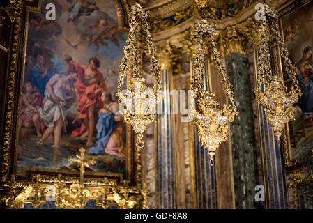 LISSABON, Portugal – das opulente, goldverzierte Innere der Igreja de São Roque aus dem 16. Jahrhundert, eine der frühesten Jesuitenkirchen im Christentum. Dieses Wahrzeichen von Lissabon zeigt eine Reihe von aufwendig verzierten Barockkapellen, die die üppigen künstlerischen und architektonischen Stile portugiesischer religiöser Gebäude während der Zeit der Gegenreformation veranschaulichen. Stockfoto