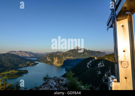 Mondsee: Blick vom oberen Kreuz der Drachenwand auf See Mondsee und Mount Schafberg (rechts), steigende Vollmond, Österreich, Oberöste Stockfoto