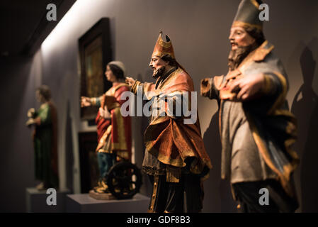 LISSABON, Portugal – Eine Sammlung von Gemälden und Skulpturen von Heiligen, die von der Gesellschaft Jesu am meisten verehrt wurden, eine Gruppe, die besonderen Wert auf die Ikonographie als Mittel der religiösen Propaganda legte. Das Museu de São Roque ist ein Museum der Igreja de Sao Roque, in dem verschiedene historische religiöse Artefakte aus der Kirche ausgestellt werden. Die Igreja de São Roque aus dem 16. Jahrhundert war eine der frühesten Jesuitenkirchen des Christentums und verfügt über eine Reihe kunstvoll verzierter Barockkapellen. Stockfoto