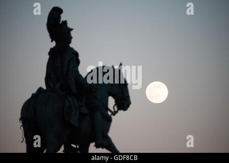 LISSABON, Portugal – die Reiterstatue von König Joseph I., die vom Bildhauer Joaquim Machado de Castro geschaffen wurde, steht im Zentrum von Praca do Comércio (Handelsplatz) im Stadtteil Pombaline. Hinter der Statue ist die Spitze des Arco da Rua Augusta zu sehen, gekrönt mit Skulpturen, die Glory Belohnende Tapferkeit und Genie darstellen. Auf diesem historischen Platz neben dem Fluss Tejo sind wichtige Elemente des portugiesischen Stadtdesigns und der Skulptur aus dem 18. Jahrhundert zu sehen. Stockfoto