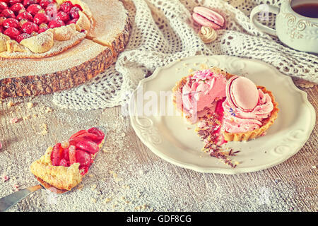 Retro getönten rustikale Satz von Obstkuchen und Meringues, hausgemachtem Gebäck, Pastell-Farben. Stockfoto