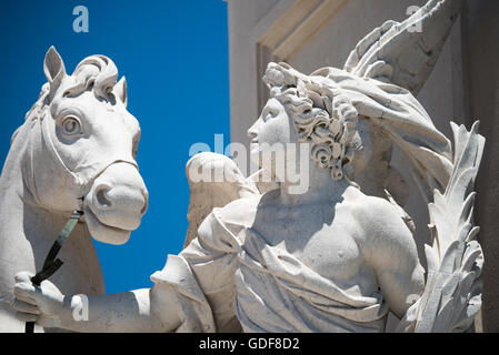 LISSABON, Portugal – Detail des Arco da Rua Augusta, eines Triumphbogens auf der Praca do Comércio (Handelsplatz) in Lissabons Stadtteil Pombaline. Der Bogen wurde zum Gedenken an den Wiederaufbau der Stadt nach dem Erdbeben von 1755 erbaut und zeigt kunstvolle Skulpturen und architektonische Details. Auf dem Bogen stehen Skulpturen für Glory Belohnende Tapferkeit und Genie, die Lissabons Widerstandsfähigkeit und Renaissance symbolisieren. Stockfoto