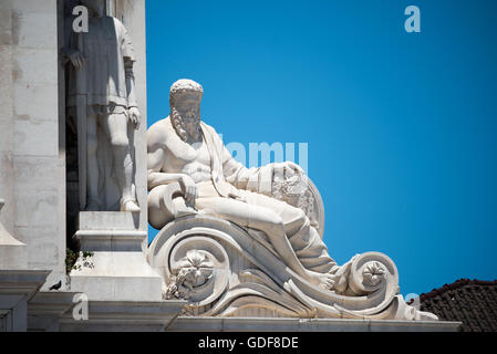 LISSABON, Portugal – Detail des Arco da Rua Augusta, eines Triumphbogens auf der Praca do Comércio (Handelsplatz) in Lissabons Stadtteil Pombaline. Der Bogen wurde zum Gedenken an den Wiederaufbau der Stadt nach dem Erdbeben von 1755 erbaut und zeigt kunstvolle Skulpturen und architektonische Details. Auf dem Bogen stehen Skulpturen für Glory Belohnende Tapferkeit und Genie, die Lissabons Widerstandsfähigkeit und Renaissance symbolisieren. Stockfoto