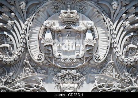 LISSABON, Portugal – Detail des Arco da Rua Augusta, eines Triumphbogens auf der Praca do Comércio (Handelsplatz) in Lissabons Stadtteil Pombaline. Der Bogen wurde zum Gedenken an den Wiederaufbau der Stadt nach dem Erdbeben von 1755 erbaut und zeigt kunstvolle Skulpturen und architektonische Details. Auf dem Bogen stehen Skulpturen für Glory Belohnende Tapferkeit und Genie, die Lissabons Widerstandsfähigkeit und Renaissance symbolisieren. Stockfoto