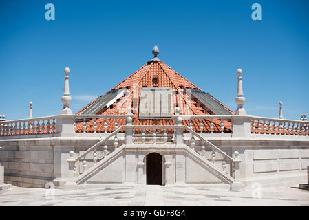 Kloster von São Vicente de fora Dachterrasse Lissabon Portugal // LISSABON, Portugal - das Dach des Klosters von São Vicente de fora bietet einen atemberaubenden Panoramablick auf Lissabons historische Stadtlandschaft. Dieses Kloster aus dem 16. Jahrhundert, das dem Heiligen Vincent gewidmet ist, ist eines der wichtigsten religiösen Denkmäler der Stadt und verfügt über eine beeindruckende barocke Fassade. Der Klosterkomplex beherbergt das pantheon der Braganza-Monarchen, Portugals letzte königliche Dynastie. Von diesem erhöhten Aussichtspunkt aus können Besucher Lissabons charakteristische Terrakotta-Dächer, den Tejo und zahlreiche historische Landme beobachten Stockfoto