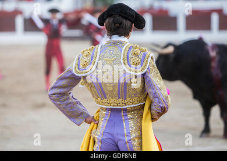 Französischer Stierkämpfer Sebastian Castella Stierkampf mit der Krücke in der Stierkampfarena von Linares, Spanien Stockfoto