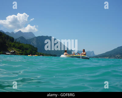 Steinbach am Attersee: Wand-am Attersee Leute im Boot, Mount Schafberg, Drachenwand, Österreich, Oberösterreich, Oberösterreich, Stockfoto