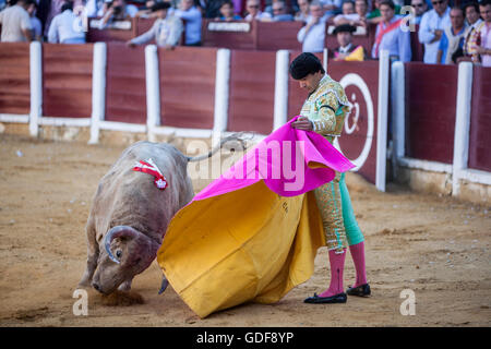 Stierkämpfer Manuel Jesus El Cid Stierkampf mit der Krücke in der Stierkampfarena von Ubeda, Spanien Stockfoto