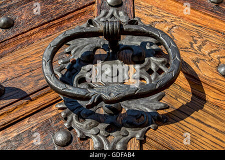 Alten Metallgriff Klopfer auf eine Holztür Stockfoto