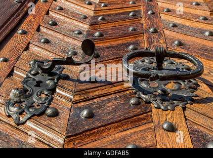 Alten Metallgriff mit Klopfer auf eine Holztür Stockfoto