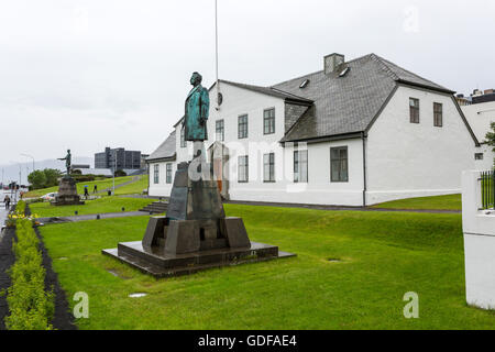 Statue Hannes Porour Petursson Hafstein vor dem Haus des Premierministers, gebaut im Jahre 1761-1771, ehemaliges Gefängnis, Reykjavik, Island Stockfoto