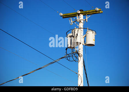 Strommast und blauer Himmel Stockfoto