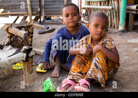 Afar Kindern, Afar Dorf von Ahmed Ale, Danakil-Senke, Äthiopien Stockfoto