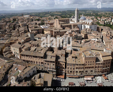 Blick auf Siena mit Santa Maria Assunta Cathedral, Siena, Toskana, Italien, Europa Stockfoto