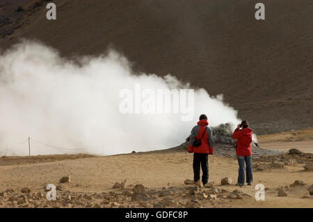 Wanderer im Hverir geothermischen Feldern am Fuße des Berges Namafjall, Myvatn See Gebiet, Island, Europa Stockfoto