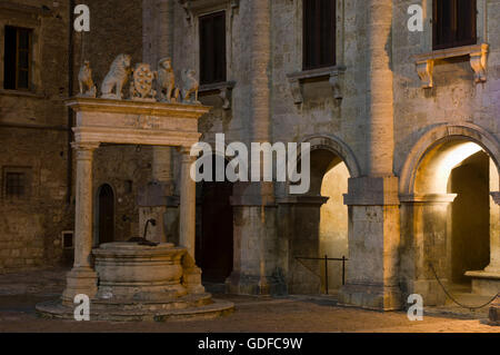 Palazzo Tarugi, Piazza Grande, Montepulciano, Val d ' Orcia, Provinz Siena, Toskana, Italien, Europa Stockfoto