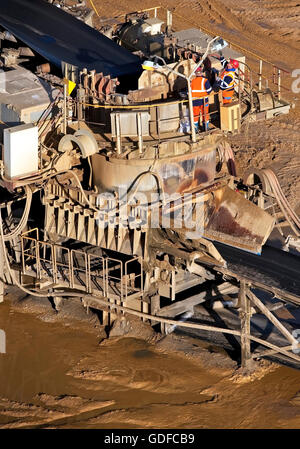 Zwei Männer in der Nähe von Förderband, Abbaugebiet Garzweiler II, Braunkohle Tagebau Bergbau, Garzweiler, Jüchen Stockfoto