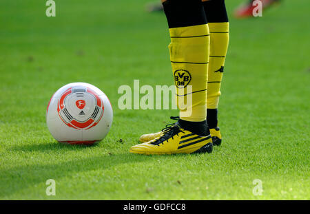 Adidas-Liga-Ball "Torfabrik und Beine eines BVB-Spieler, Bundesliga-Fußball-Liga, Saison 2010 / 2011 3. Match, Borussia Stockfoto