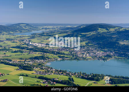 Mondsee: Blick von der Drachenwand See Mondsee, Irrsee See und Stadt Mondsee, Österreich, Oberösterreich, Oberösterreich, Salzk Stockfoto