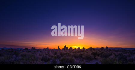 Rising Sun hinter South Tufa vom Trail Mono Lake Kalifornien gesehen Stockfoto