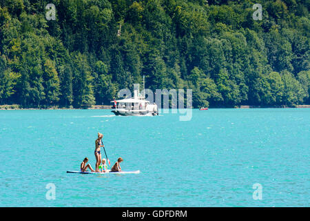 Sankt Gilgen: See Wolfgangsee mit Ausflug Boot Raddampfer "Kaiser Franz Josef I." und Frauen mit Kindern am Stand Stockfoto