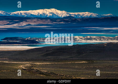 Mono Lake und die Sierra Nevada vom Aussichtspunkt auf 395 Kalifornien USA Stockfoto