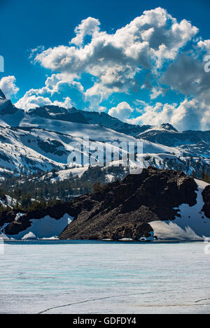 Sunny Winter Tag Malting Snow Ellery Lake in der Nähe von Tioga Pass Yosemite Kalifornien USA vertikale Zusammensetzung Stockfoto