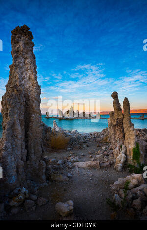 South Tufa Mono Lake bei Sonnenuntergang California USA vertikale Zusammensetzung Stockfoto