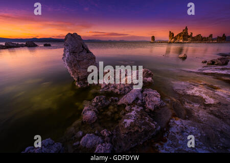 Dawn Licht reflektiert in ruhigen Gewässern des Mono Lake Stockfoto