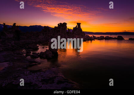 Lebendige Sonnenuntergang Himmel über Mono Lake Kalifornien USA Stockfoto