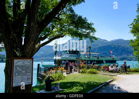 Sankt Gilgen: Ausflugsschiff am Wolfgangsee auf der Anklagebank Fürbergbucht, Österreich, Salzburg, Salzkammergut Stockfoto