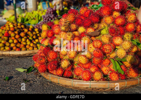 Korb mit frischen Limetten auf dem Straßenmarkt, Vietnam Stockfoto