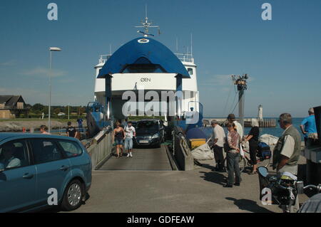 Eine kleine Fährlinie, Passagiere und Autos einsteigen und verlassen der Fähre Stockfoto