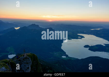 Sankt Gilgen: Blick vom Mount Schafberg auf See Mondsee, Wand Drachenwand, Sonnenuntergang, Österreich, Salzburg, Salzkammergut Stockfoto