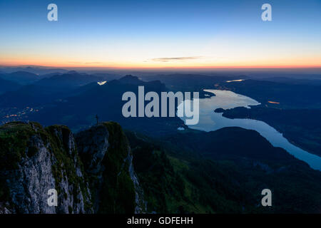 Sankt Gilgen: Blick vom Mount Schafberg auf See Mondsee, Wand Drachenwand, Sonnenuntergang, Österreich, Salzburg, Salzkammergut Stockfoto