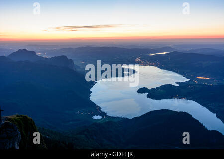 Sankt Gilgen: Blick vom Mount Schafberg auf See Mondsee, Wand Drachenwand, Sonnenuntergang, Österreich, Salzburg, Salzkammergut Stockfoto