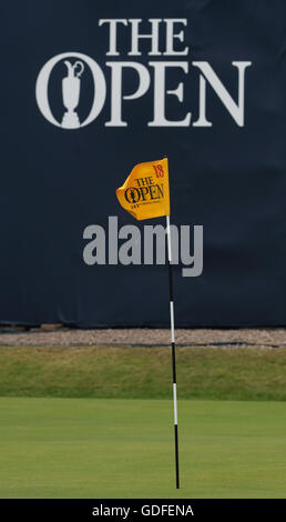 Die 18. Pin Fahne weht im Wind tagsüber drei von The Open Championship 2016 im Royal Troon Golf Club, South Ayrshire. Stockfoto