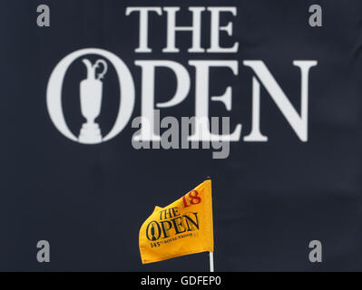 Die 18. Pin Fahne weht im Wind tagsüber drei von The Open Championship 2016 im Royal Troon Golf Club, South Ayrshire. Stockfoto