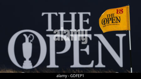 Die 18. Pin Fahne weht im Wind tagsüber drei von The Open Championship 2016 im Royal Troon Golf Club, South Ayrshire. Stockfoto