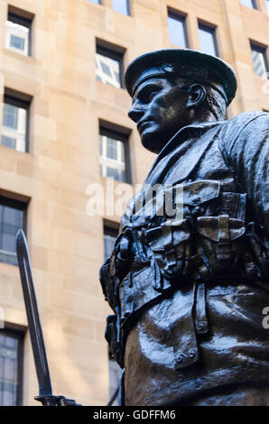 Bronze-Statuen stehen aufrecht in Martin Place, Sydney als Bestandteil der Kenotaph Gedenken 1. Weltkrieg Stockfoto