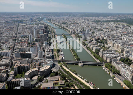 Blick vom Eiffelturm entfernt entlang der Seine in Paris, Frankreich. Stockfoto
