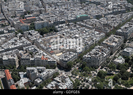 Blick vom Eiffelturm über einige Dächer von Paris. Stockfoto