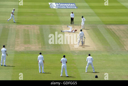 Englands Steven Finn fällt nach bowling eine Lieferung bei Tag drei der Investec Testspiel im Lord, London. Stockfoto