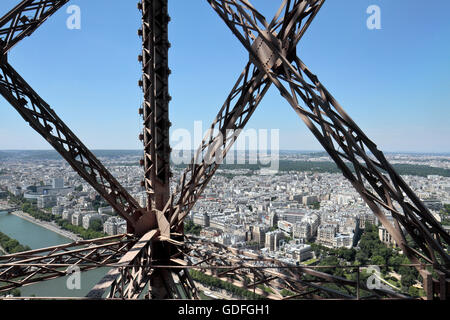 Blick von der Aufzug auf den Eiffelturm entlang der Seine in Paris, Frankreich. Stockfoto