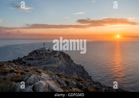 Leuchtturm am Cap de Formentor auf Mallorca (Mallorca) bei Sonnenaufgang in der Dämmerung Stockfoto