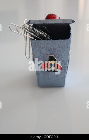 Eine handgefertigte Mini Brust drei Schubladen mit floralen Vintage Papier Merry, handgefertigte Gegenstände dekoriert mit verschiedenen Techniqu Stockfoto