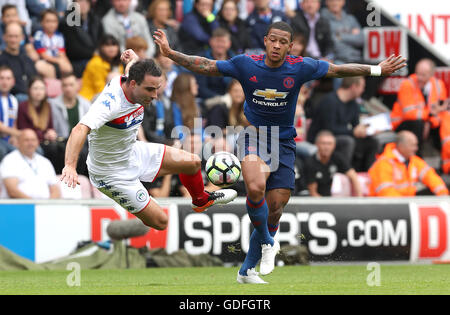 Manchester United Memphis passiert (rechts) in Aktion mit Wigan Athletic Craig Morgan während der Vorsaison Freundschaftsspiel bei der DW-Stadion, Wigan. Stockfoto