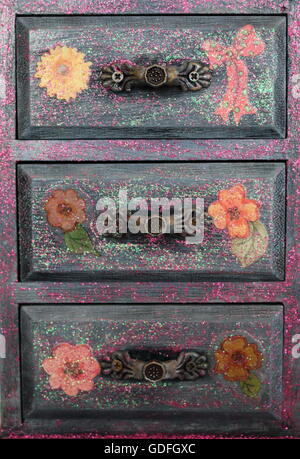 Eine handgefertigte Mini Brust drei Schubladen mit floralen Vintage Papier Merry, handgefertigte Gegenstände dekoriert mit verschiedenen Techniqu Stockfoto