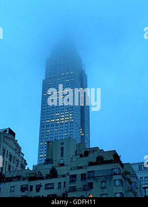 Empire State Building in Nebel, NYC Stockfoto